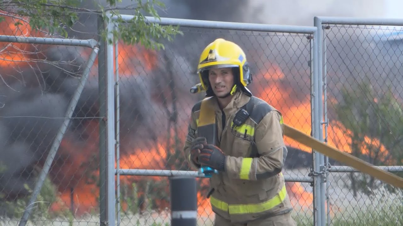 Nou dotacions de Bombers segueixen treballant en l'incendi del polígon industrial de Can Roqueta