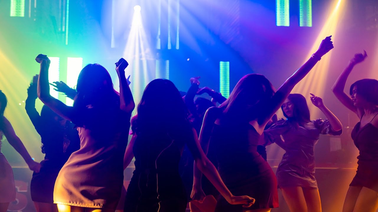 Fiesta en una Discoteca con música y personas Bailando y Hablando 🪩​🎶​  // Multitud Efecto de Sonido