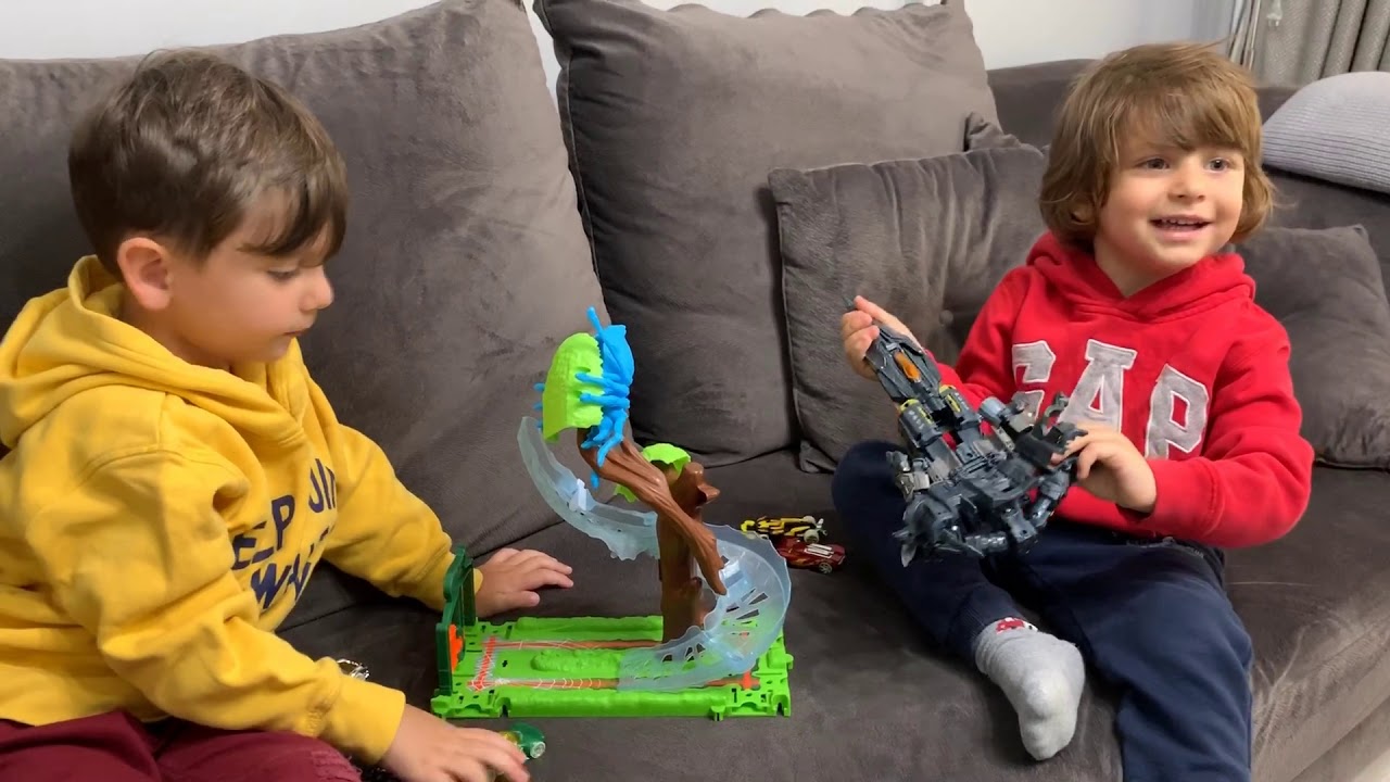 Yusuf Hot Wheels Şehirde Yaratık Macerası Oyun Seti ve yılan geçidi oyunu,bir sürü arabayla beraber