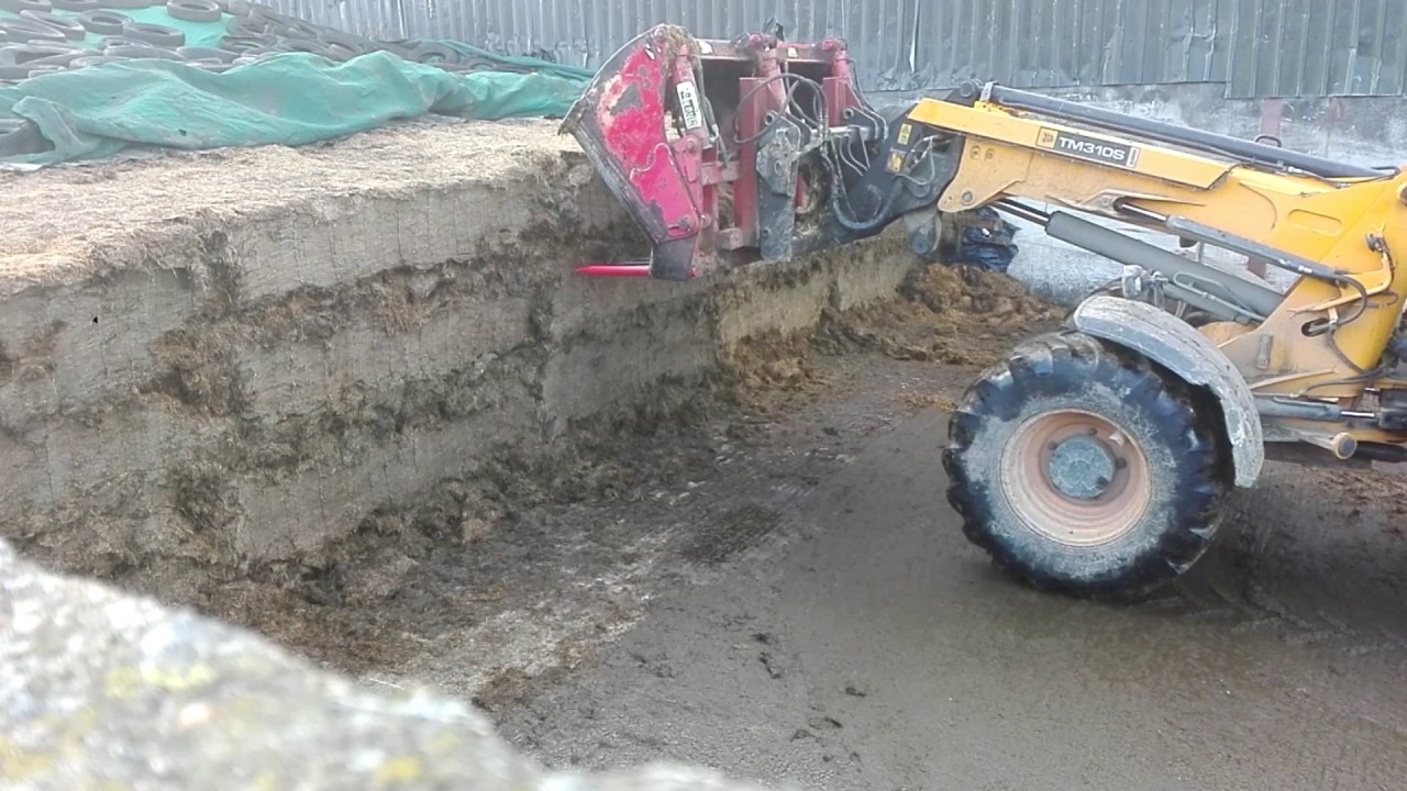 Grabbing silage with jcb 310s and redrock grab.