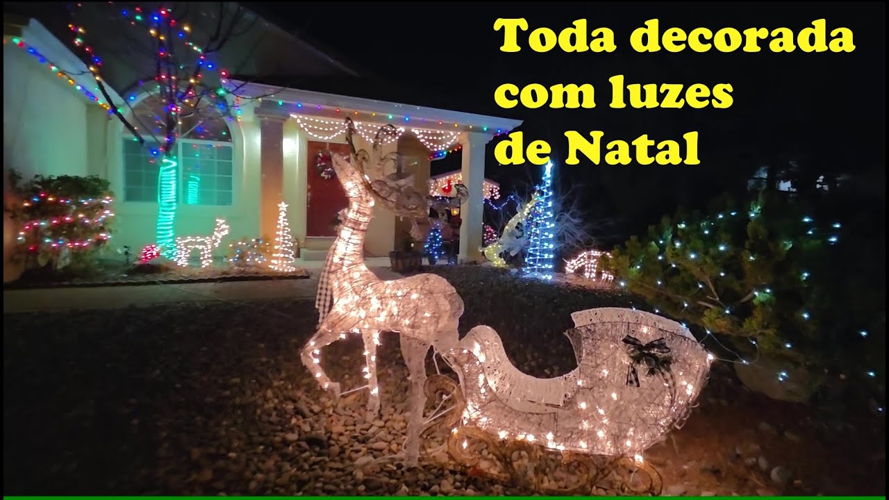 Casa toda decorada com luzes de Natal