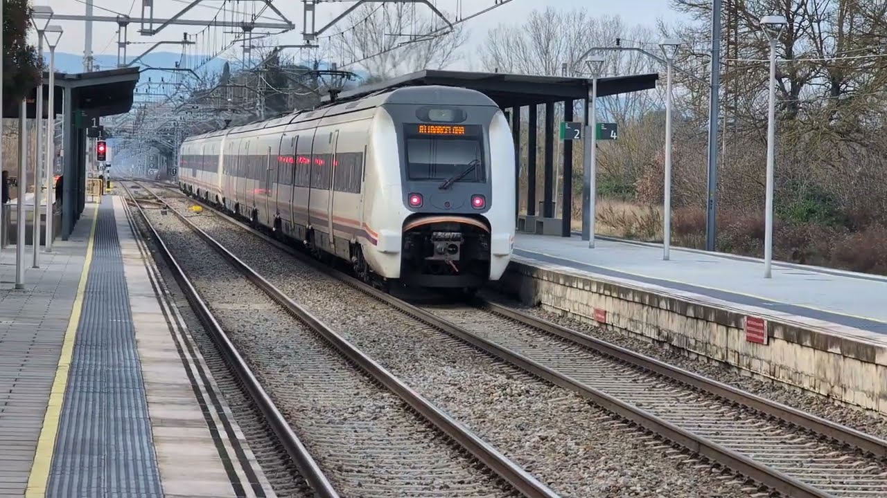 Caldes de Malavella, Renfe serie 449, media distancia Figueres-Barcelona Sants