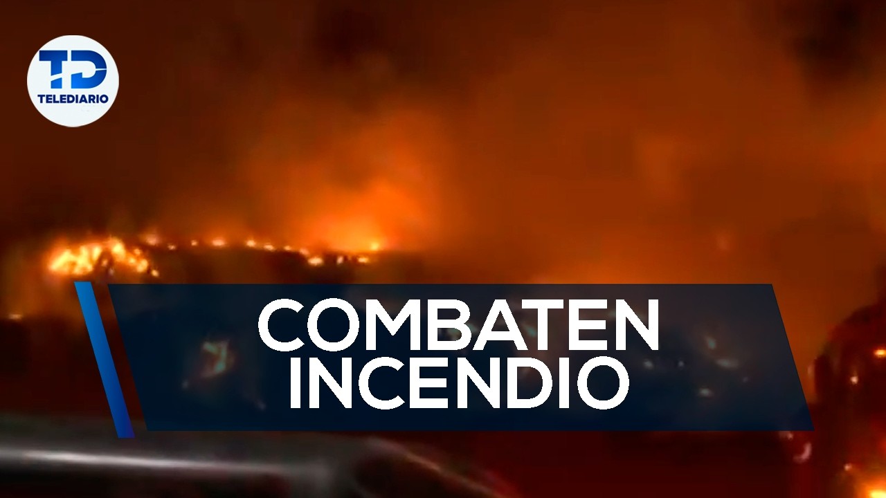 Voraz incendio consume relleno sanitario; bomberos luchan por controlarlo