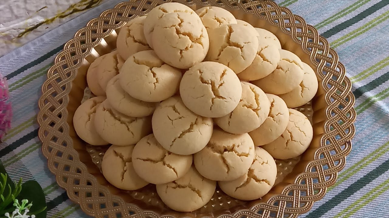 غريبة مرملة مقرمشة و هشيشة😉 كذوب في الفم دوبااان مكونات بسيطة وكمية وفيرة👌#حلويات_العيد