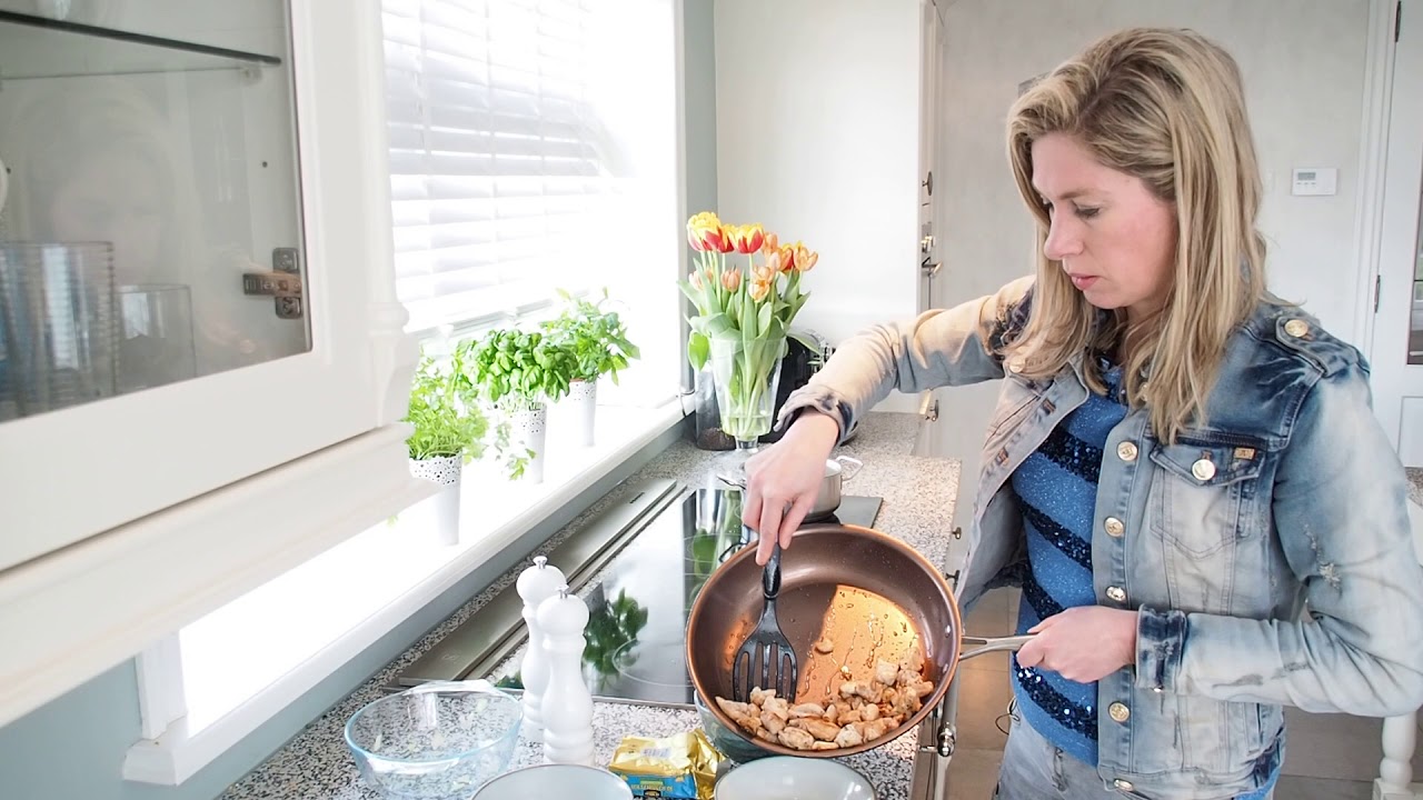 Koolhydraatarme gado gado met bloemkoolrijst