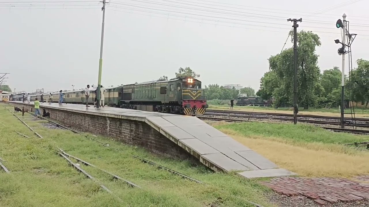 Millat express or karakoram express vlog full day staying in Faisalabad railway station 