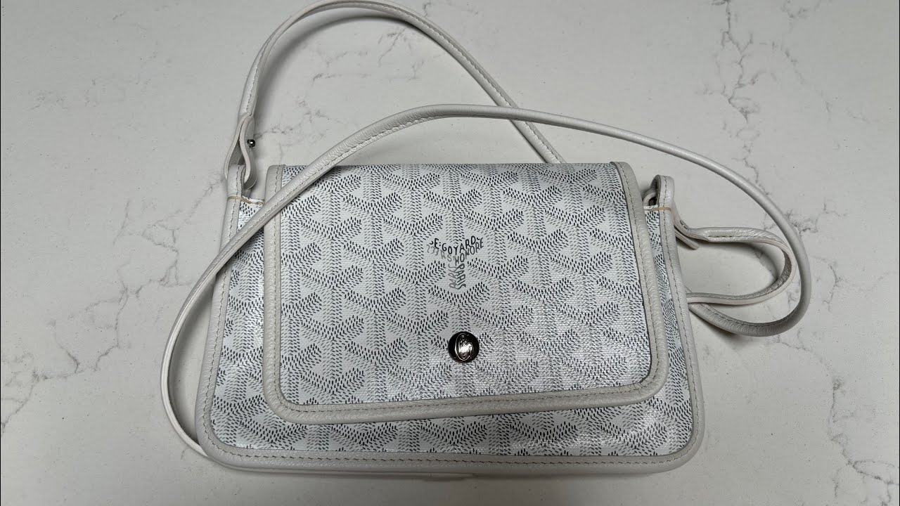 Different ways to carry the Goyard Plumet bag
