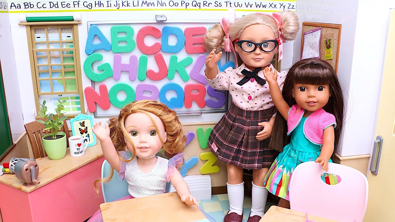 Doll students practice the alphabet in class! Play Dolls school story