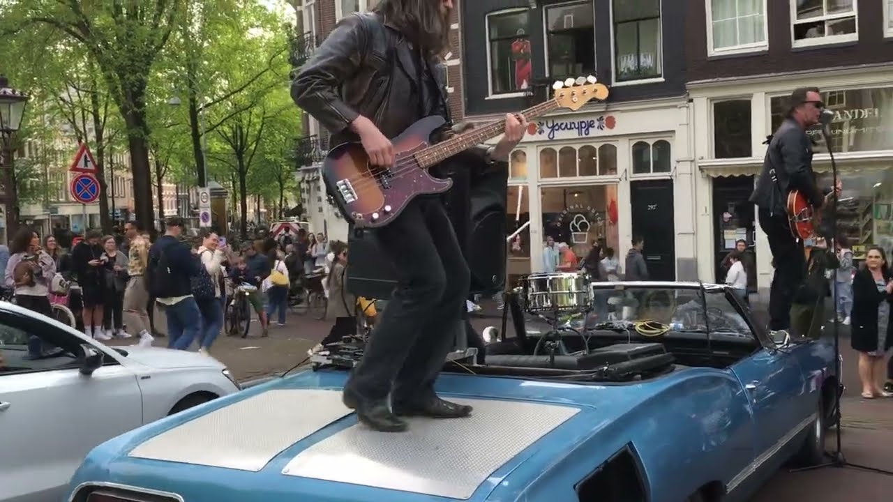 Rockabilly op de brug over de Prinsengracht. 