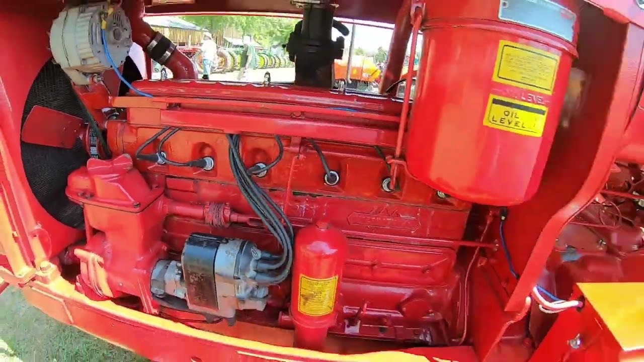 Прогулка по трактору McCormick-Deering WK-40 — настоящая «большая сила» на ферме!