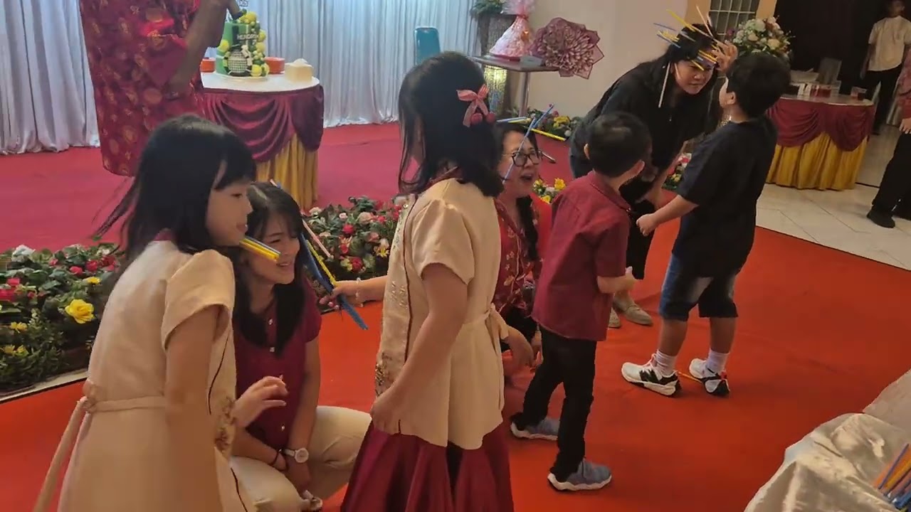 Lomba taro sedotan di rambut mama 🥰🫰