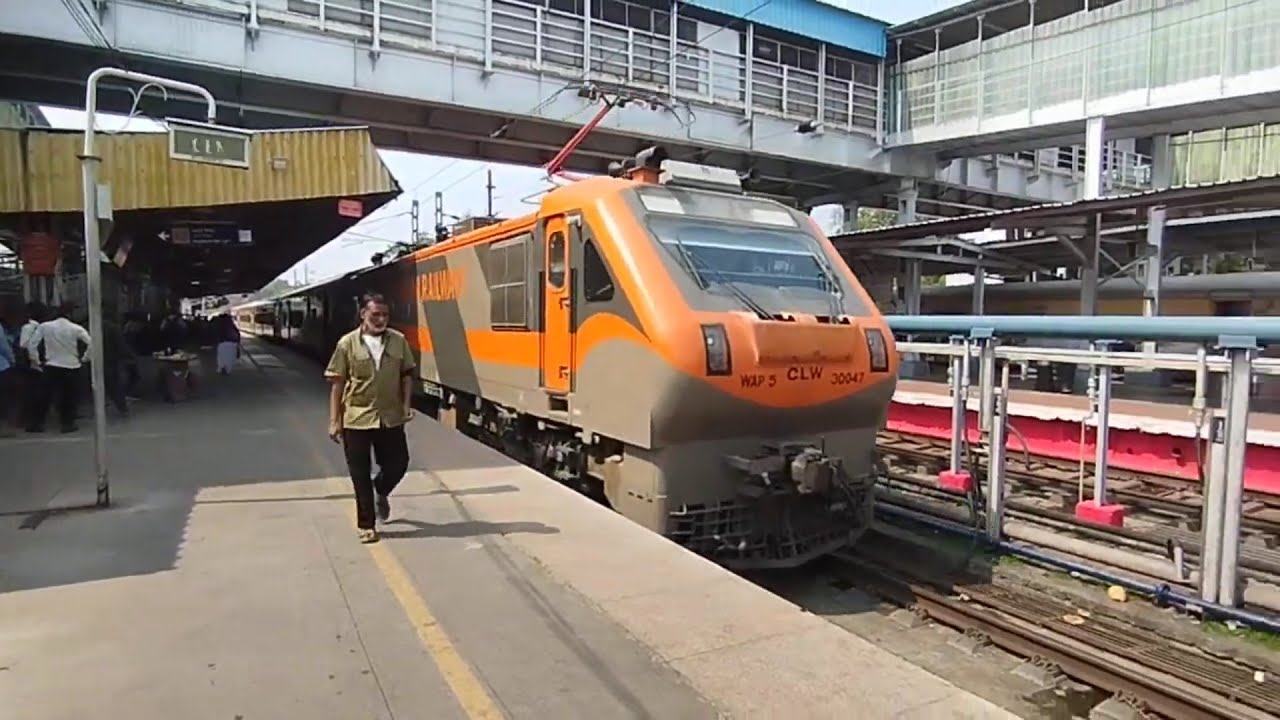19021 Udhna Bramhapur Amrit bharat Express arriving at Bhusaval Junction with WAP5 