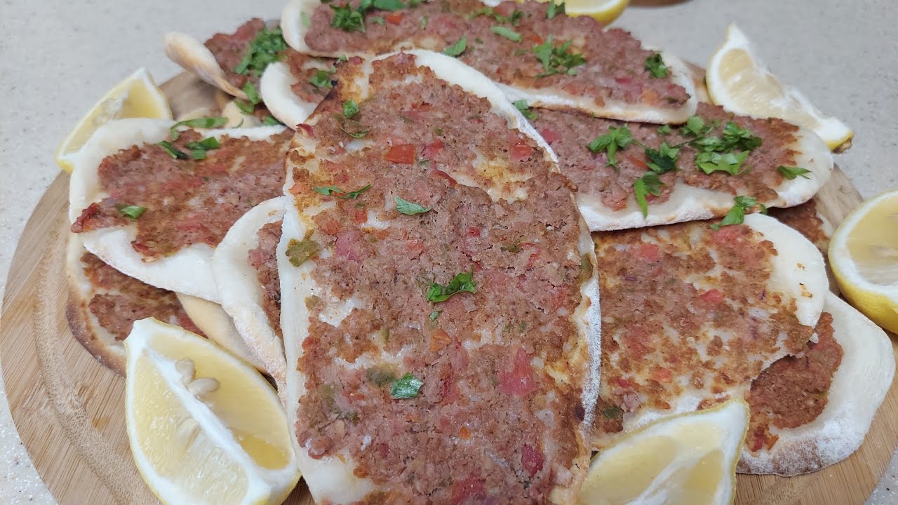 لحم بعجين على الطريقة اللبنانية. طريقة عمل العجينة وخلطة تتبيلة اللحمة