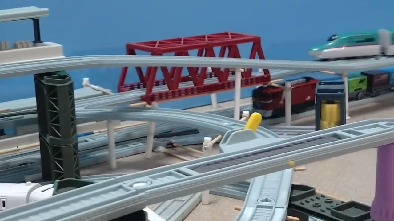 ダイソー プチ電車 EF81 ﾌﾟﾁﾌﾞﾛｯｸ(鉄道ｺﾝﾃﾅに車輪)3両牽引【ﾒｶ式自動㌽5箇所】先頭車に 動力を 移植 