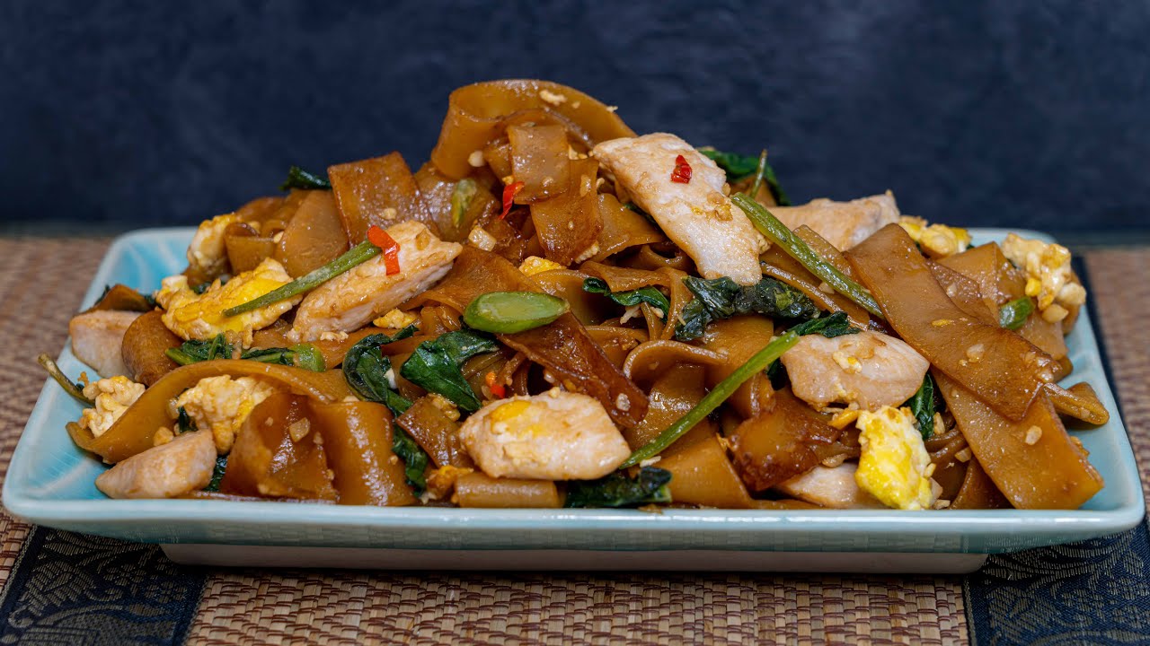 NOUILLES SAUTÉES À LA SAUCE SOJA (Recette Thaïlandaise) - Pad See Ew