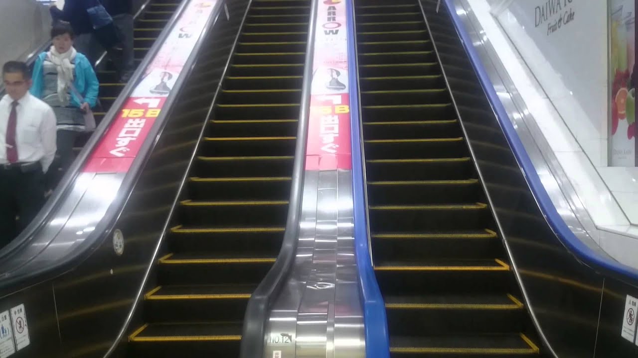 珍しいｴｽｶﾚｰﾀｰ。片側のみ高速運転、左右で速度が違う!難波駅 High-speed escalator. Osaka/Japan.
