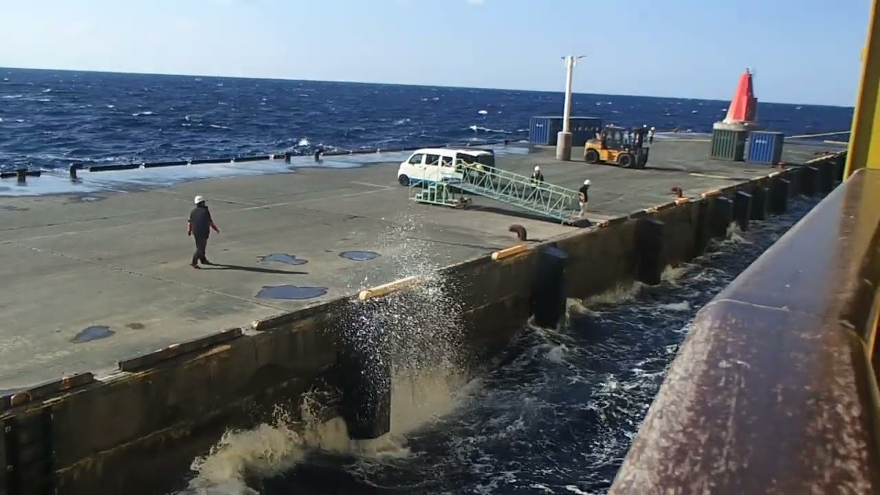 御蔵島港への接岸風景　八丈島発「橘丸」