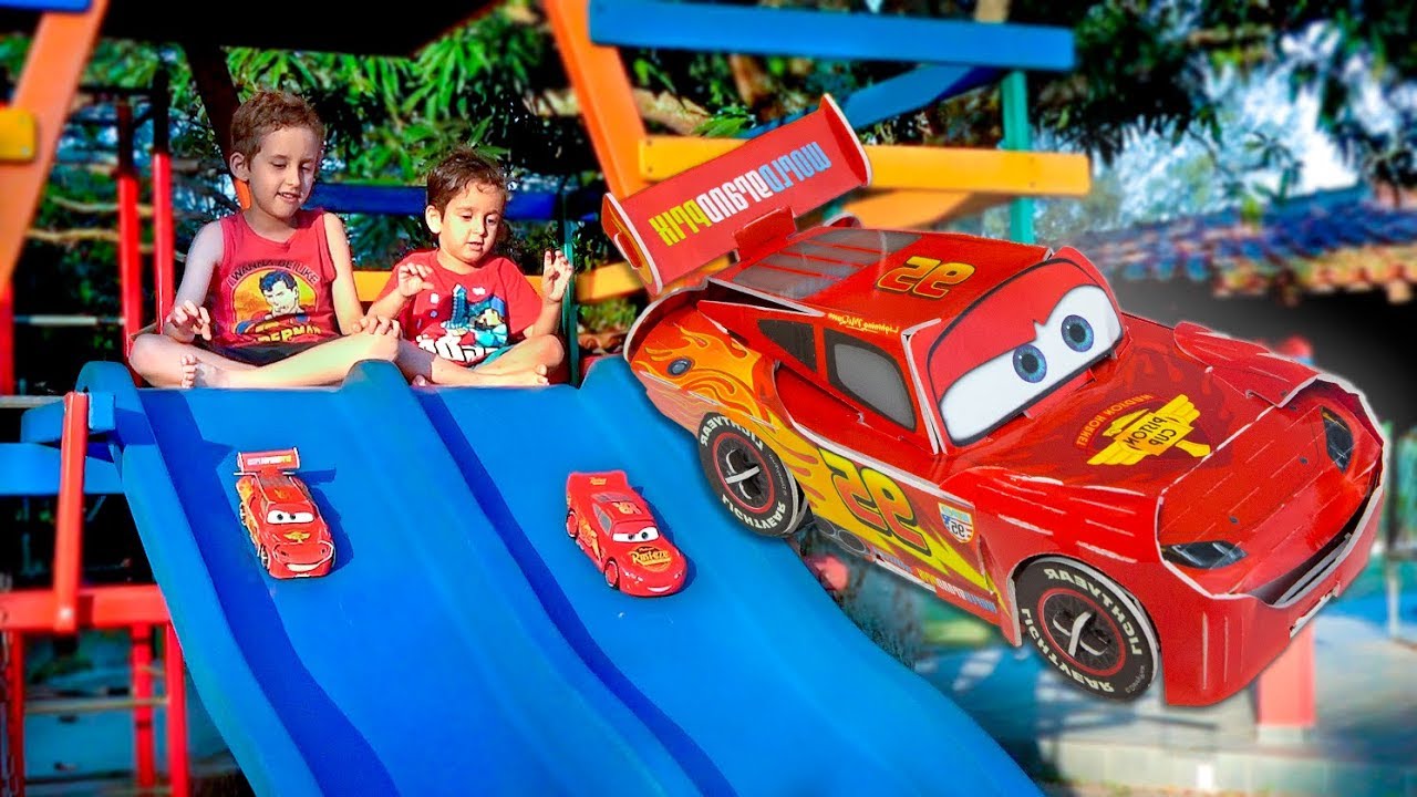 MCQUEEN dos CARROS de Papel Brincando na Pracinha - Paulinho e Toquinho para Crianças