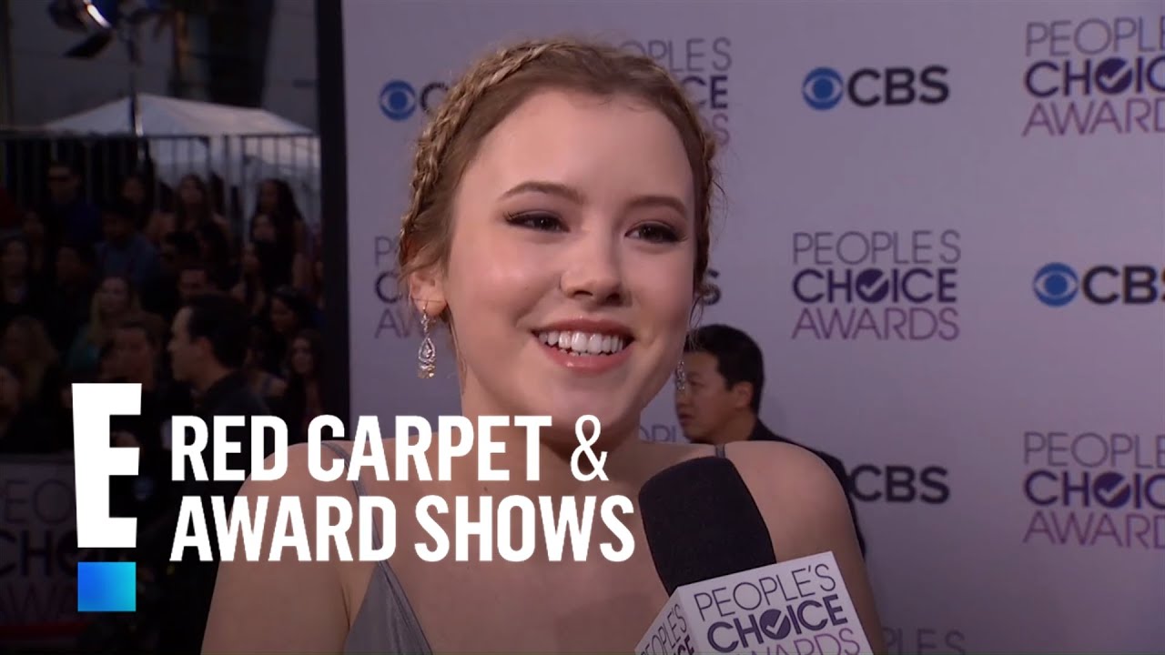 Taylor Spreitler on the Red Carpet | E! People's Choice Awards