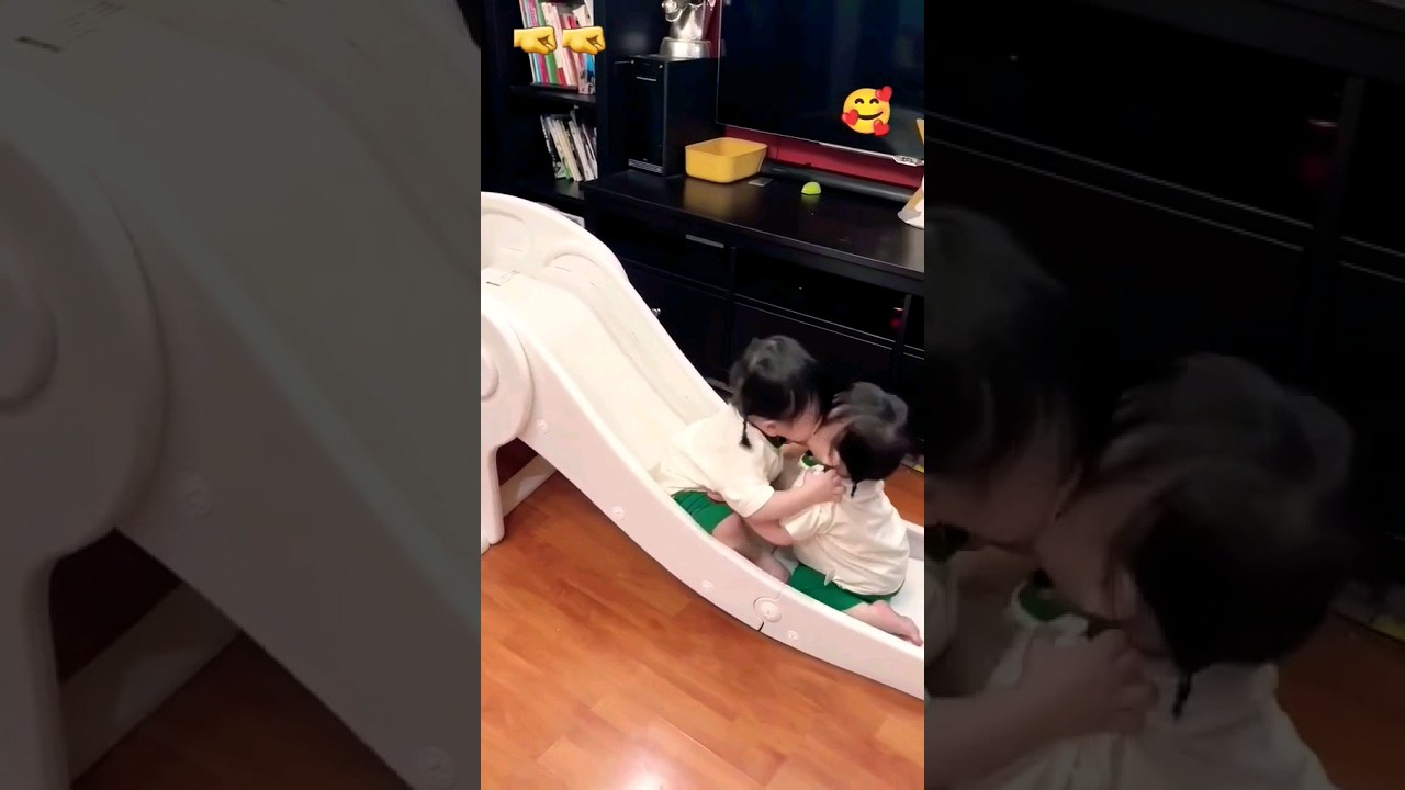 babies fighting each other 🤜🤜 🤣🤣
