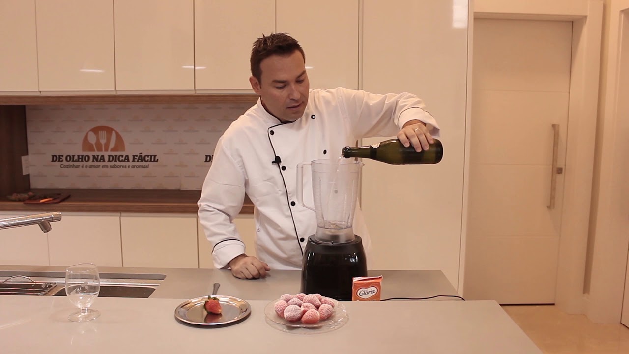 DRINK DE MORANGO COM ESPUMANTE SIDRA.