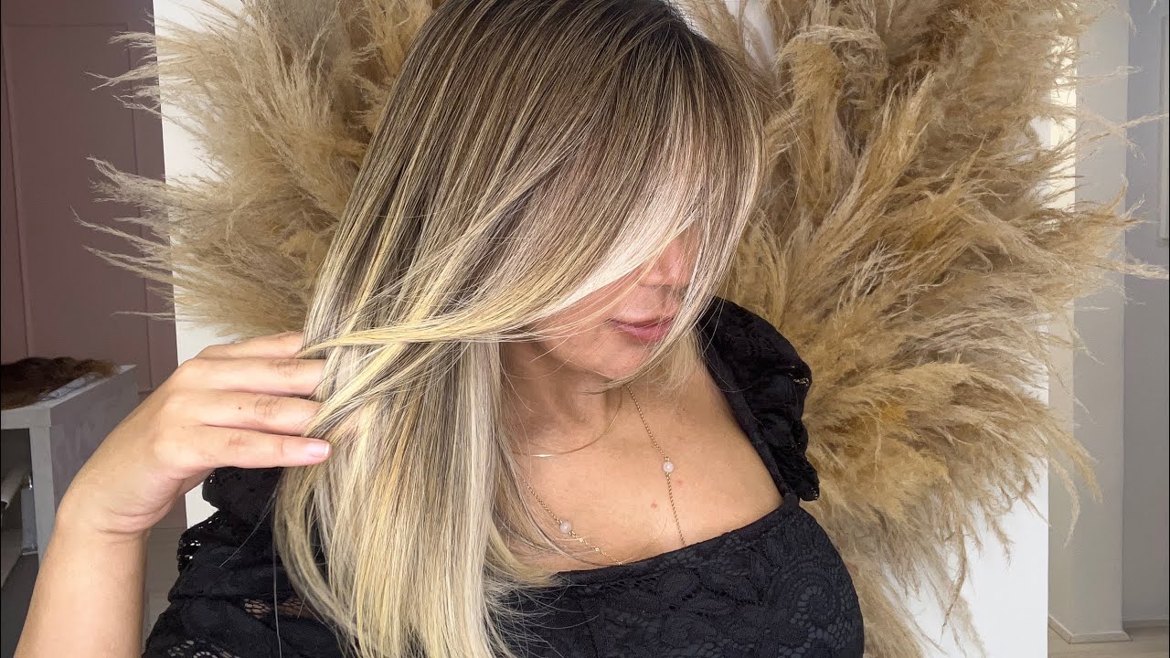 Colocando mega hair de fita adesiva sozinha
