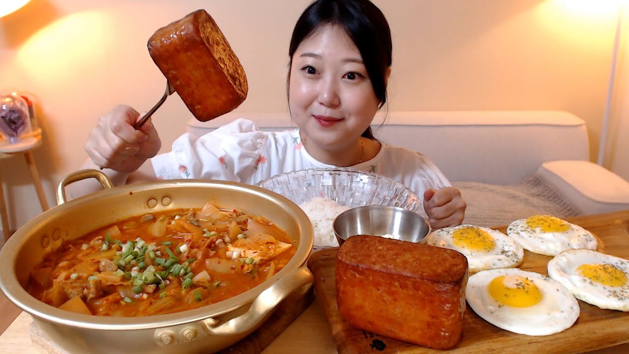 땡초가루 넣은 매콤한 김치돼지짜글이 밥에 말아서 통스팸 계란후라이 먹방 Spicy Kimchi porkbelly Jjigae Spam Koreanfood Mukbang