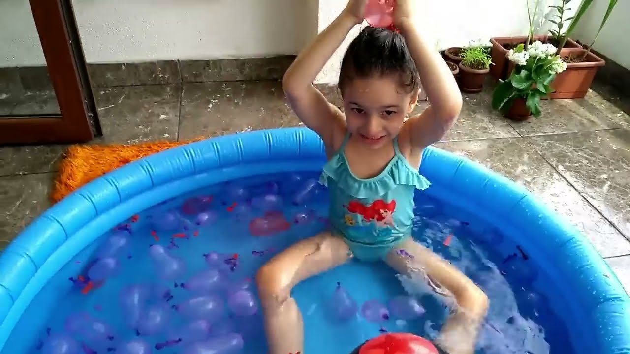 LİNA'NIN SU BALONU DOLU HAVUZ EĞLENCESİ. KAFALARINDA BALON PATLIYOR 😂😂