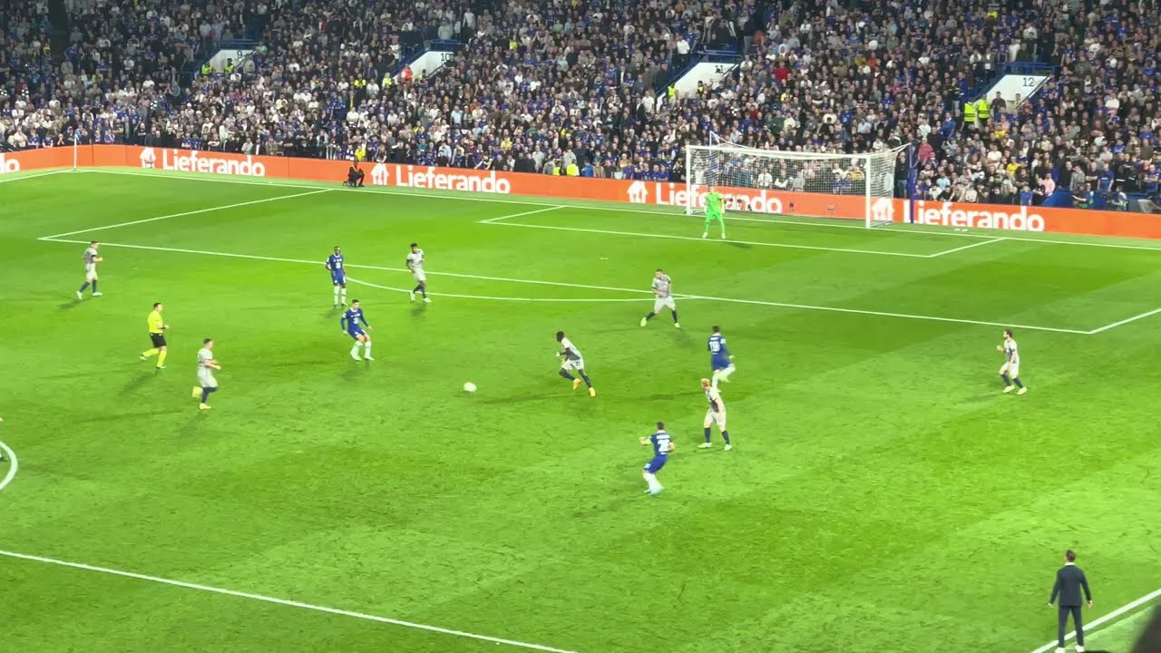 Difficult pass to Kai Havertz