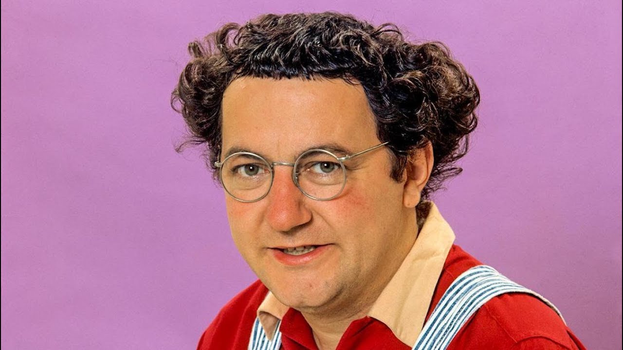 COLUCHE, sa maison, la place, rond point d'opio, sa tombe...
