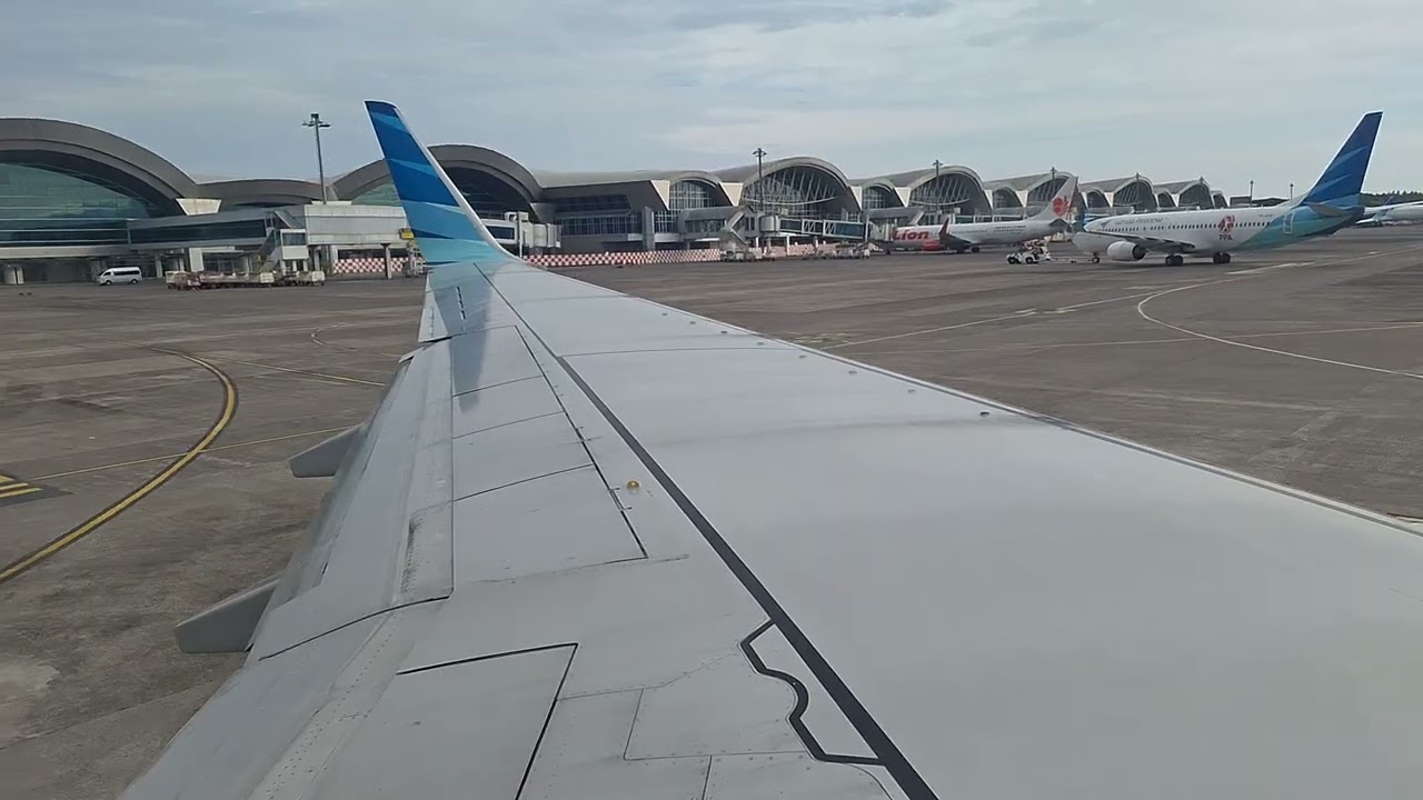 Garuda Indonesia Boeing B737-800 Takeoff at Sultan Hasanuddin International Airport, Makassar