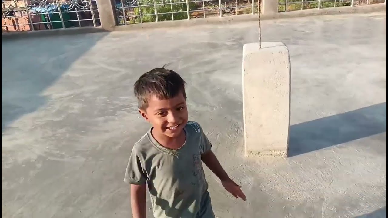 आज मेरे घर में फर्श डाल रही है