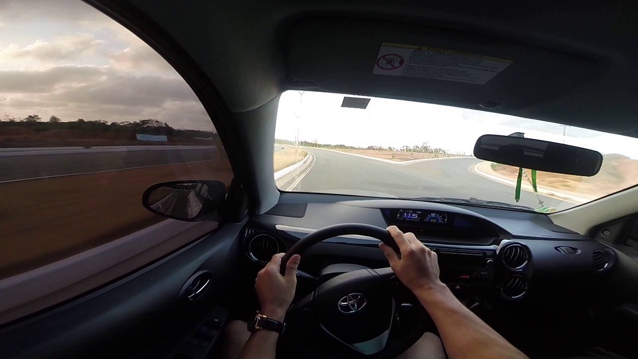 Dirigindo Toyota etios automático 1.5, acelerando, consumo, comportamento GOPRO