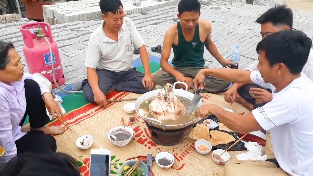 ĐẦU HEO LUỘC CHÍN TỚI NGỒI VÒNG TRÒN UỐNG RƯỢU SAU 8 NĂM XA CÁCH