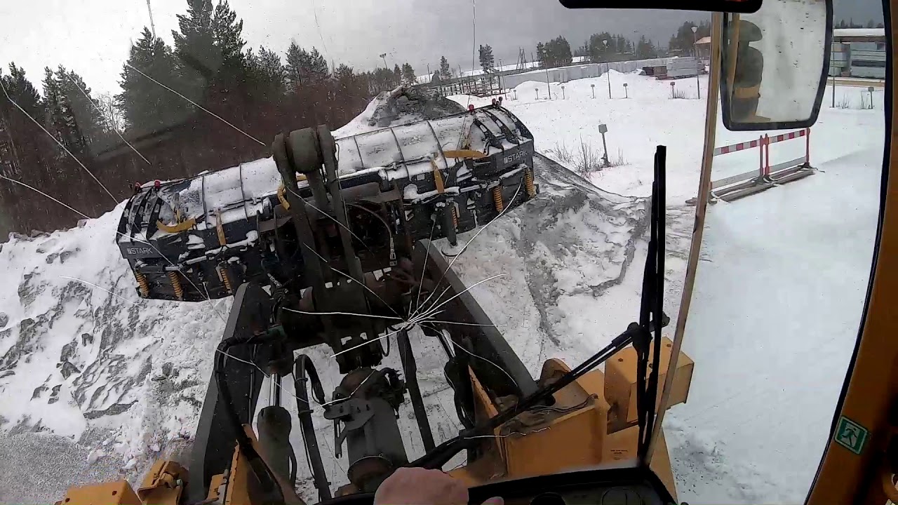 Tuisku aurausta ja tummia pilviä