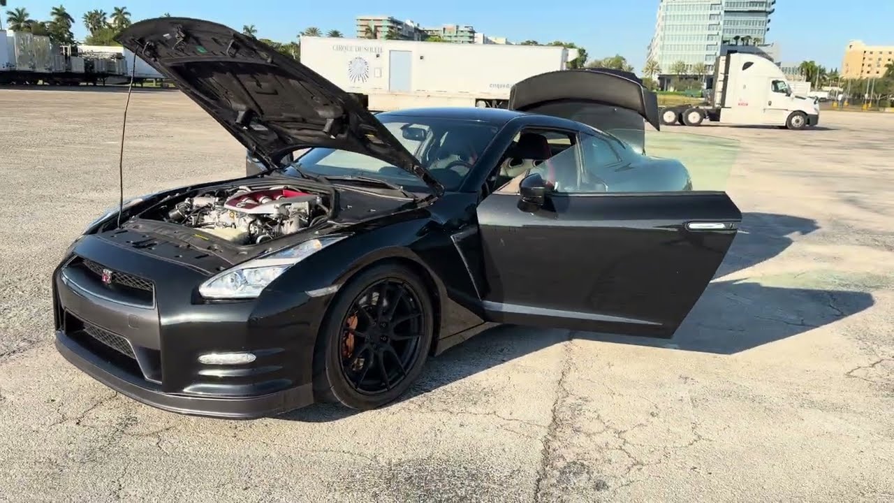 #405 - 2015 Nissan GT-R Premium 