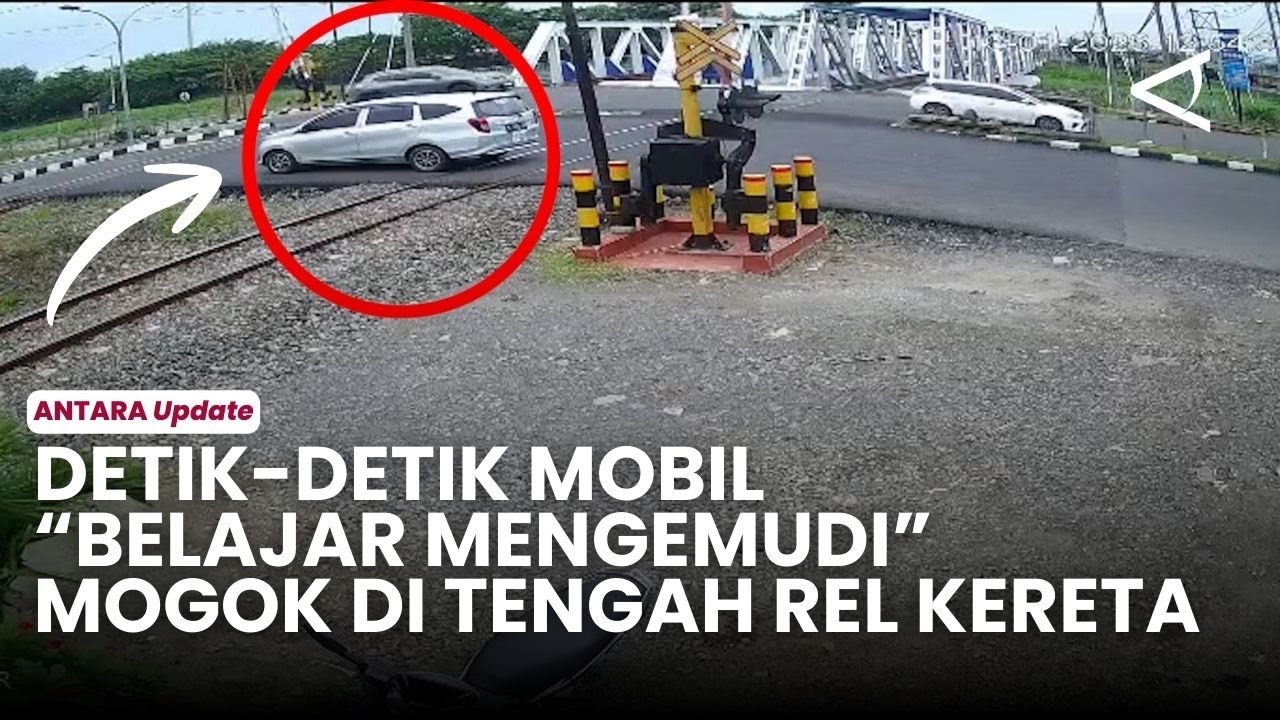 Detik-detik mobil “belajar mengemudi” mogok di tengah rel kereta