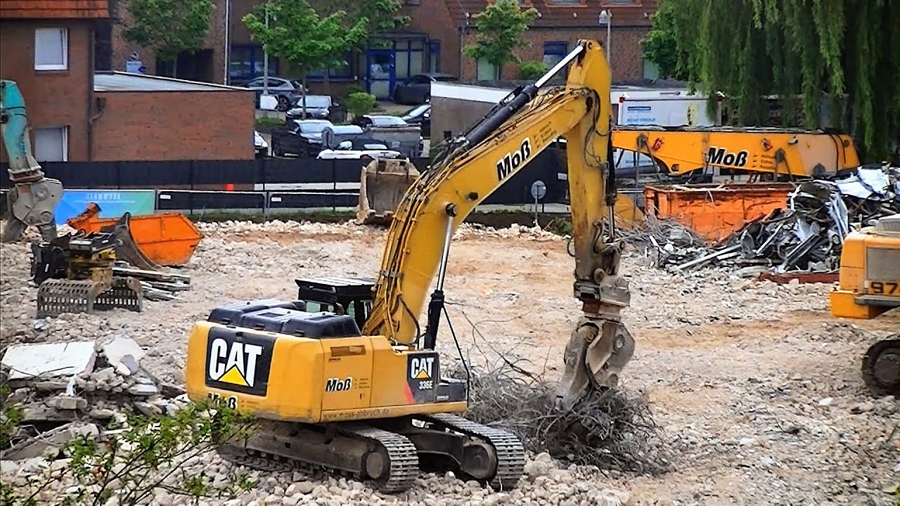 Abri&szlig; des Ems-Centers in Papenburg (Teil 14) / Caterpillar 336E LN breaking up concrete