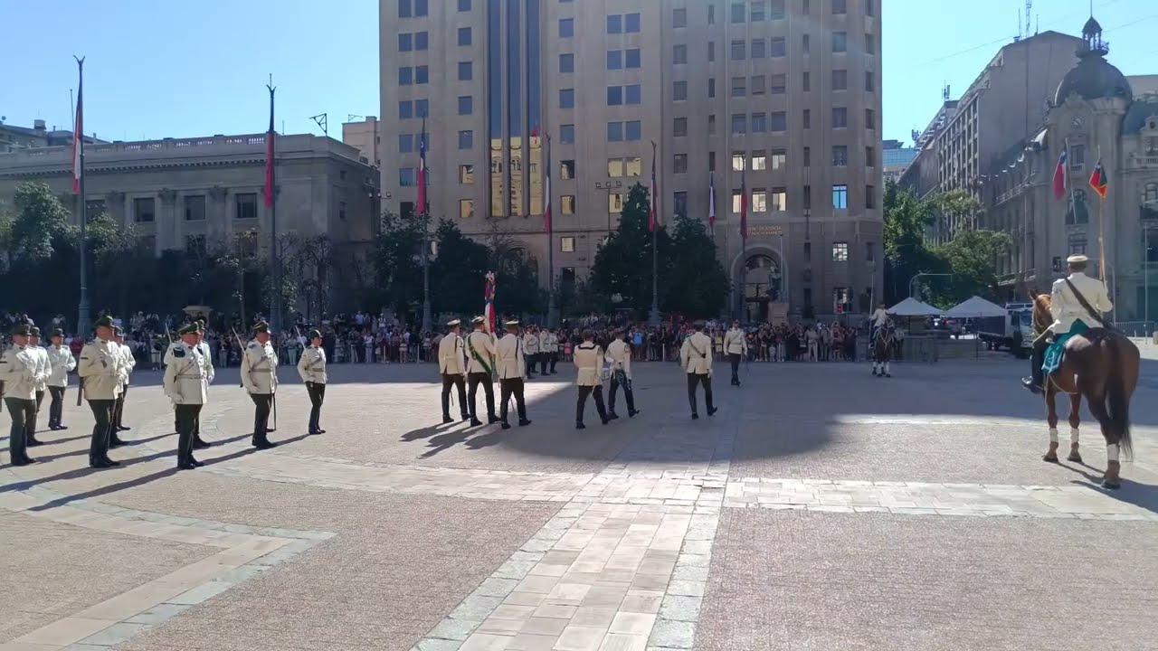 Relevo de guardia de palacio de la moneda - Guardia de Palacio y Orfeón Nacional de Carabineros