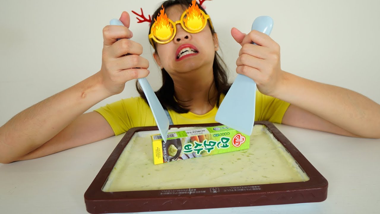 Try Eating Wasabi Mixed with Ice Cream Roll | How will it taste like?