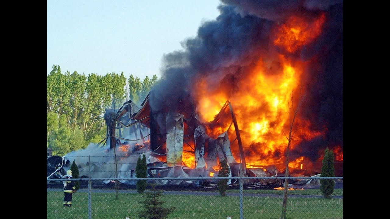 Archív: Robbanás után leégett a körmendi sajtgyár - 2007.04.27.