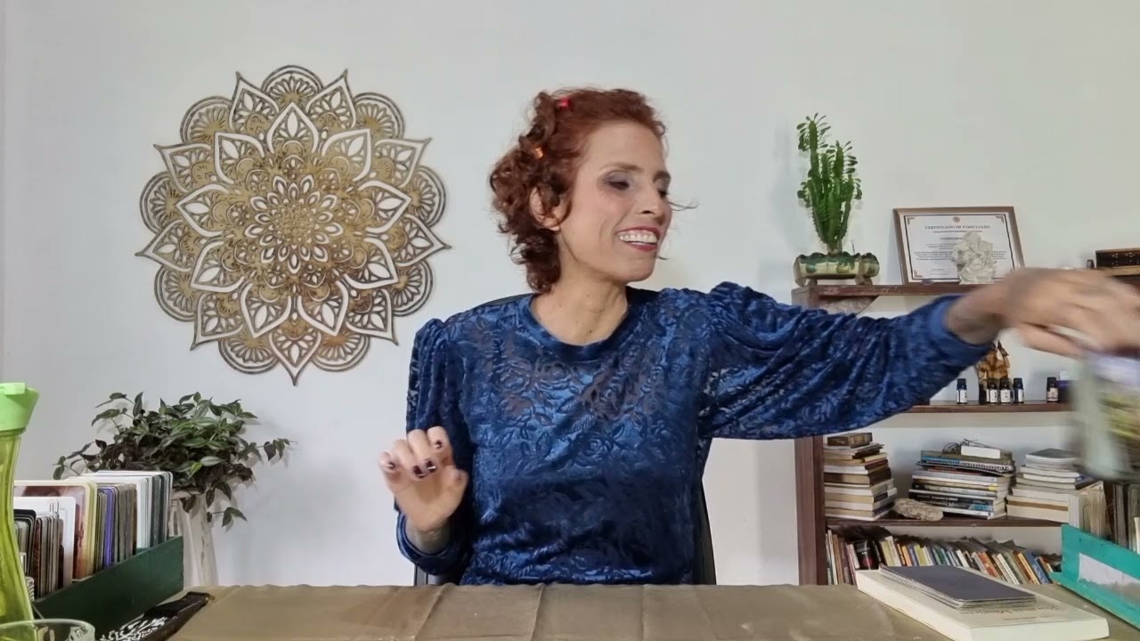 Algu&eacute;m anda a te observar... vamos falar sobre isso? - CONTA TUDO TAROT