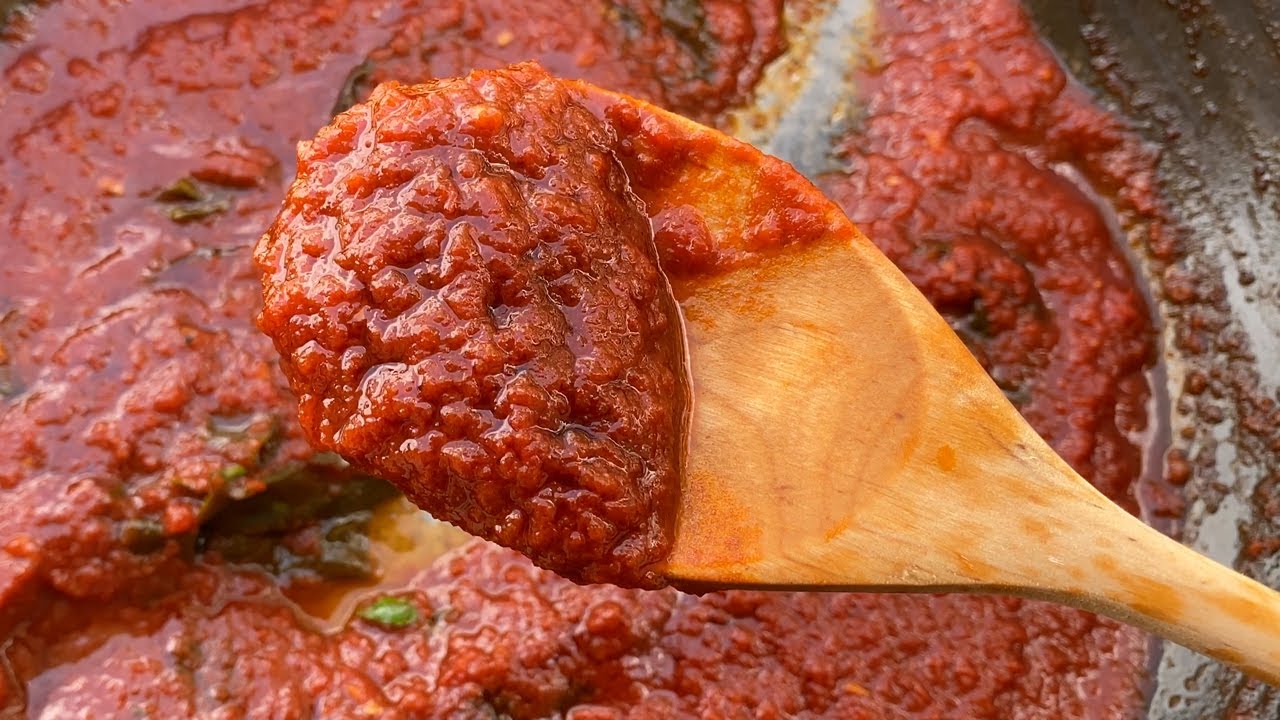 Faccio il sugo all'aperto nella padella di ferro come faceva la nonna
