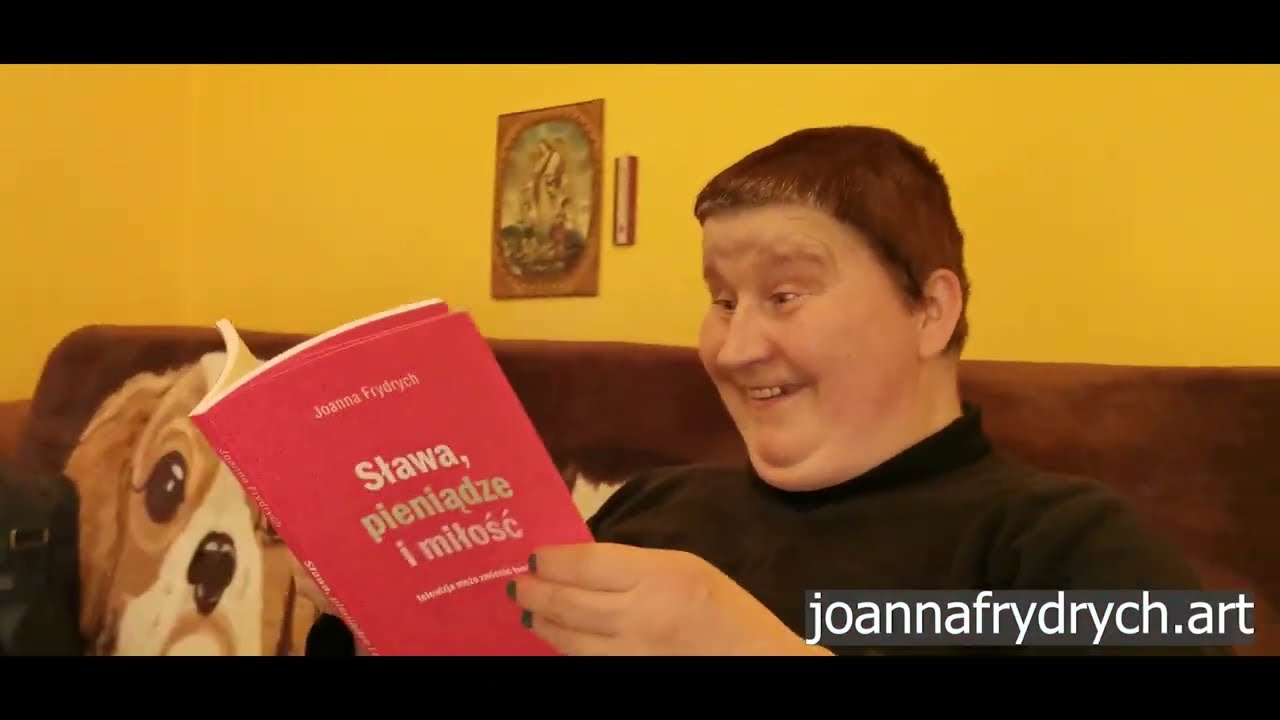 Bytomska Smerfetka czyta o sobie w książce Sława, pieniądze i miłość.
