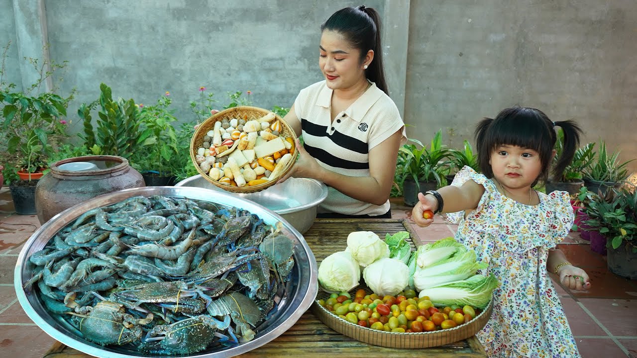 Cute chef Siv chhee help Mom cooking - The kids like seafood mix noodle so much - Cook and Eat