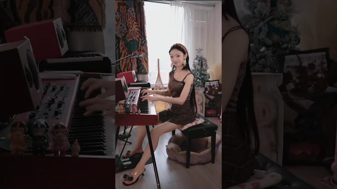 NO719、The piano girl's performance healed the fatigue of the whole day.鋼琴女孩的演奏，治癒了一整天的疲憊。