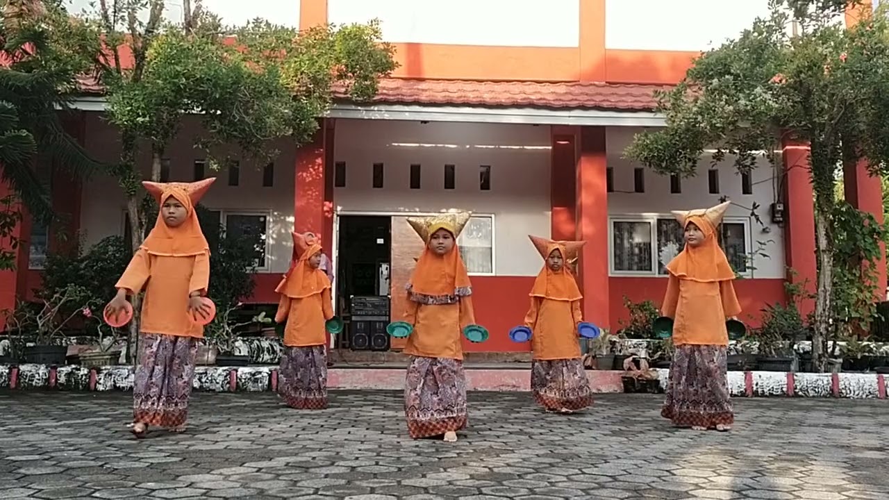 Tari Piring pada Pembiasaan pagi Keminangkabauan SDN 32 Bungo Pasang oleh Shaqueena Ramadhani,dkk