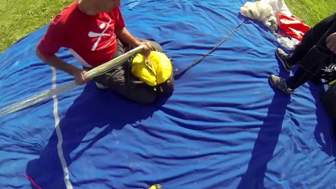 Flat packing a parachute