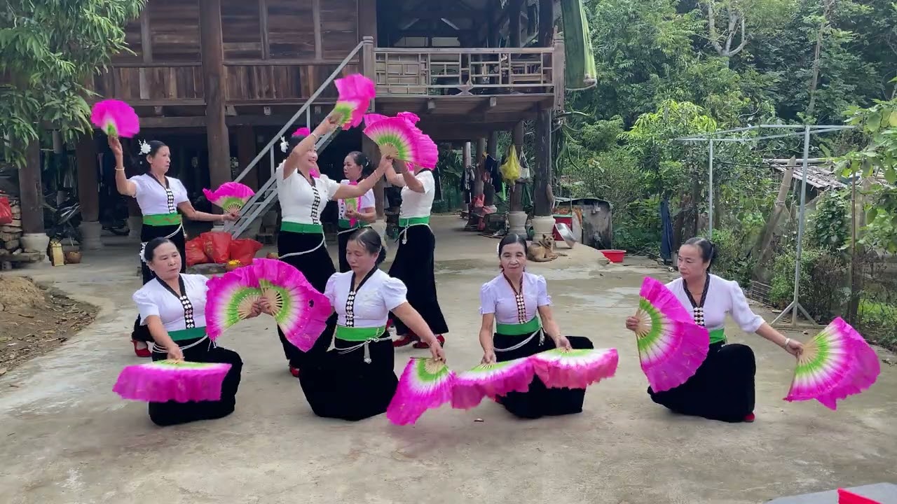 Cánh bướm Mùa Xuân tốp múa đội văn nghệ bản Chiềng Chăn, xã Lê Lợi 