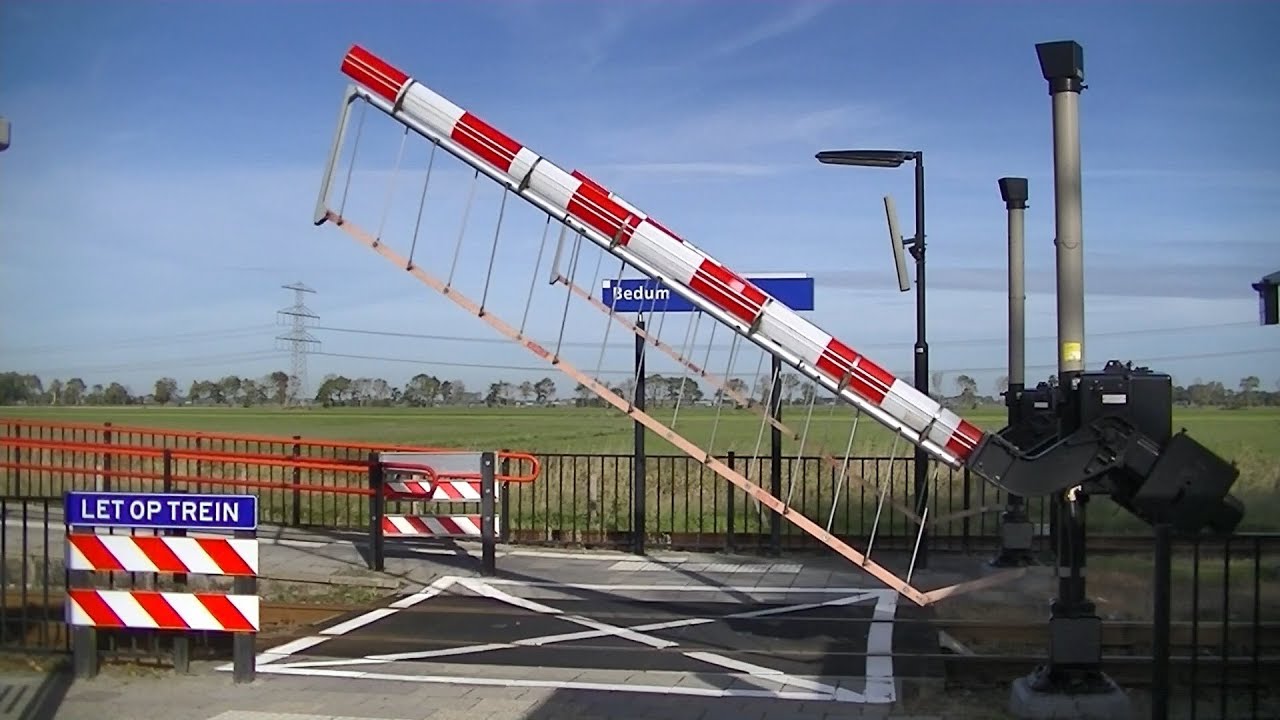 Spoorwegovergang Bedum // Dutch railroad crossing